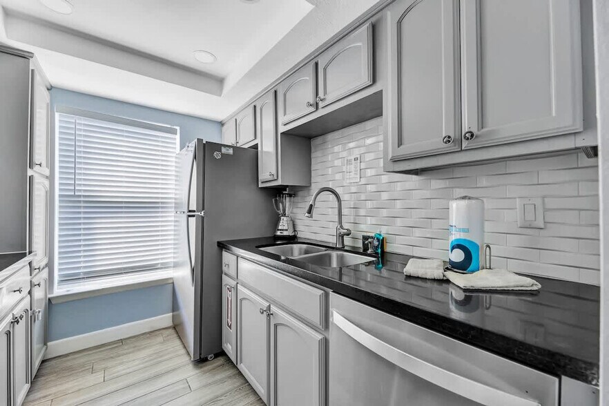 Building Photo - 132 E Gardenia St