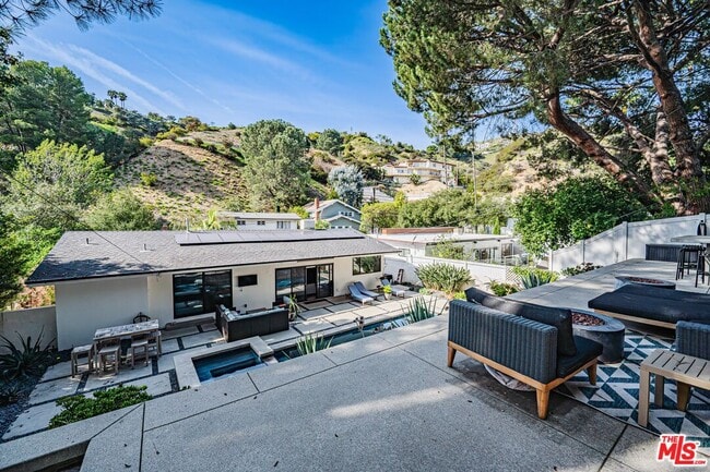 Building Photo - 3116 Beachwood Dr