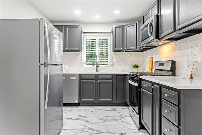 Building Photo - 801 N Evelyn Pl NW