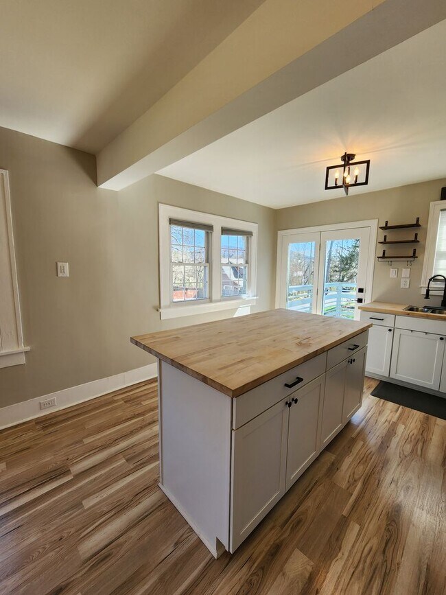 Building Photo - Oakley Rental with Most Utilities Included!