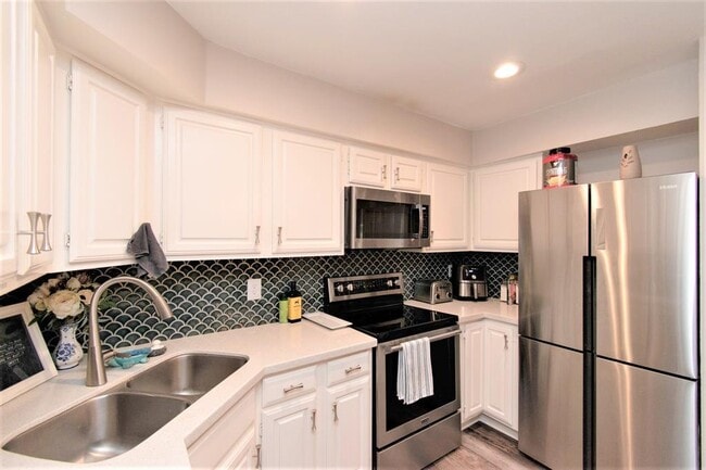 Building Photo - 921 Marine Dr