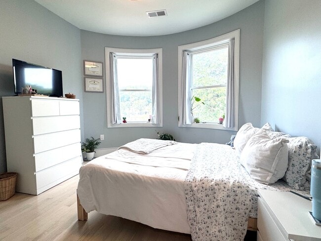 Building Photo - BROOKLINE 4 BED/2 BATH WITH CENTRAL AIR & IN-UNIT LAUNDRY!