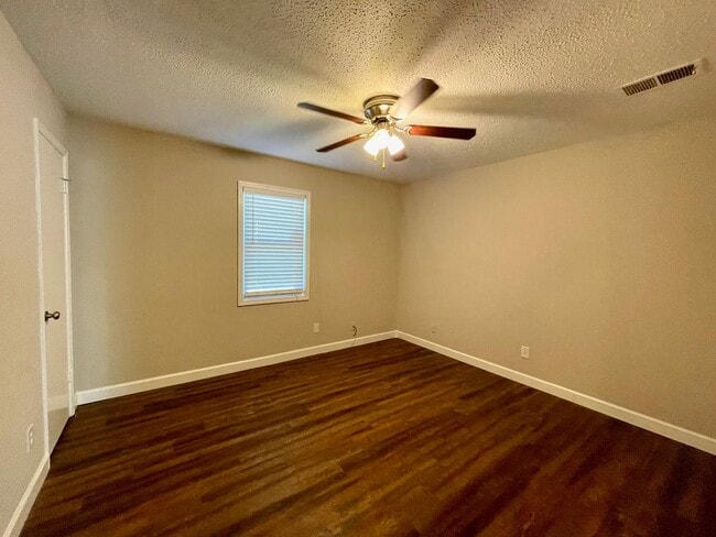 Building Photo - Section 8 Approved 3bedroom