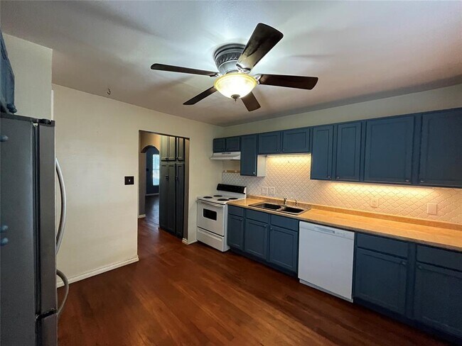 Building Photo - 312 N 6th St