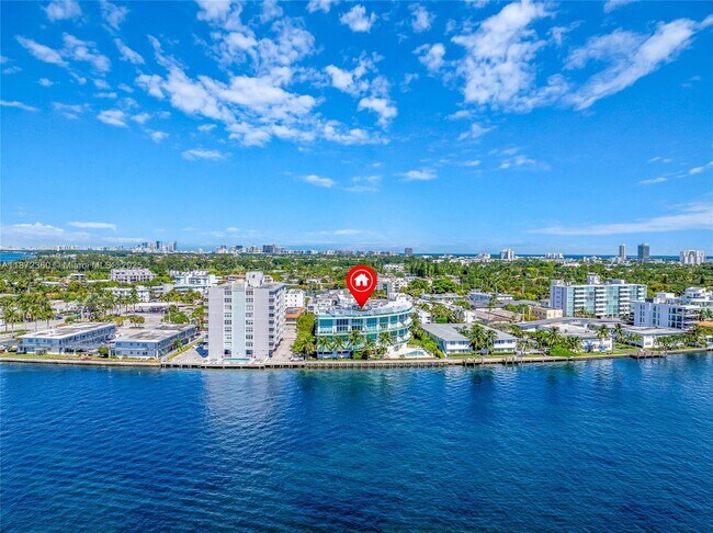 Building Photo - 2000 Bay Dr