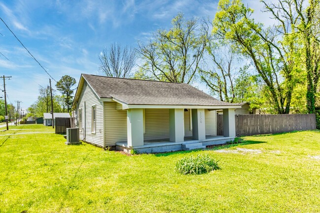 Building Photo - Newly Remodeled Home with Fenced-In Yard!