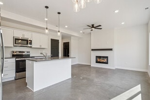 Building Photo - 602 Creekside Ln