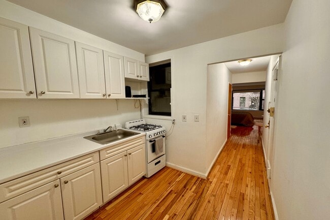 Building Photo - 444 E 87th St