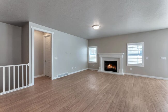 Building Photo - LEHI HOUSE W ATTACHED 2 CAR, LANDSCAPING &...