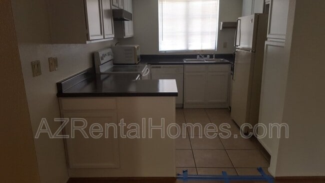 Building Photo - 700 E Mesquite Cir