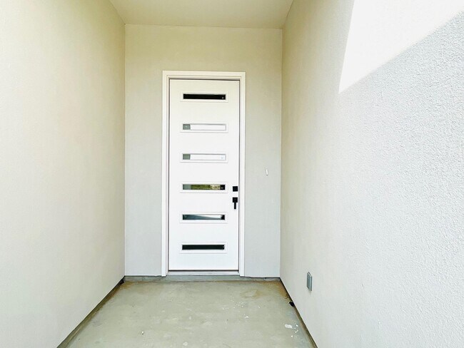 Building Photo - 1426 Los Estribos Dr