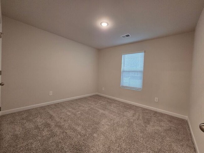 Building Photo - Beautiful and spacious! Ready for move in!