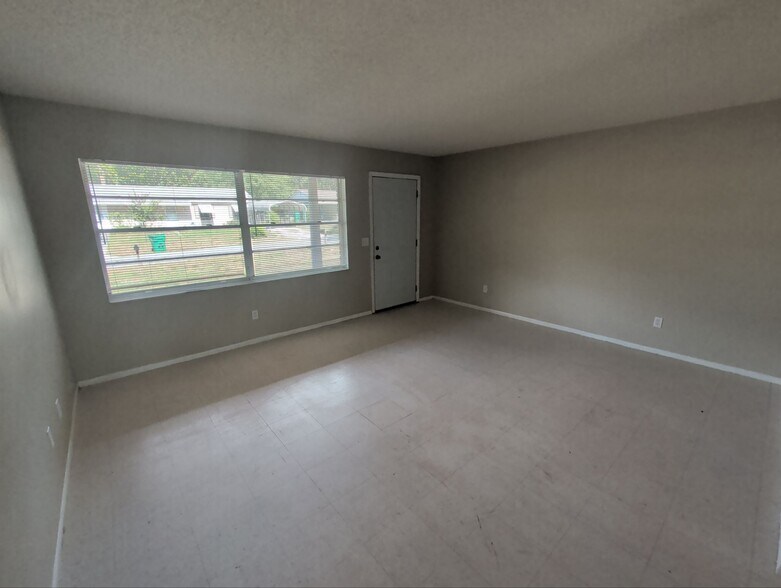 Building Photo - 2352 S Sandburg Pt