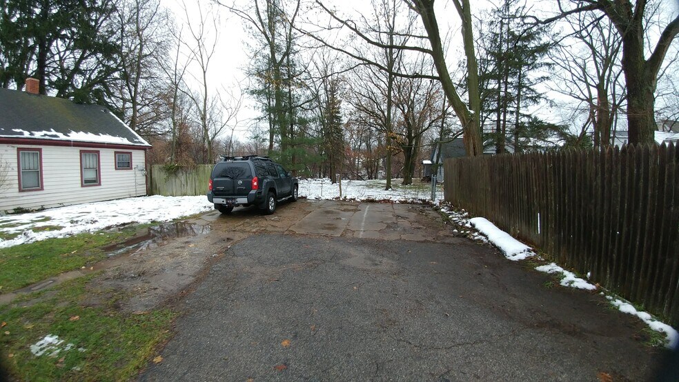 Parking - 1016 Morrison Ave