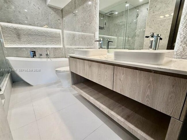 Building Photo - 900 Bay Dr