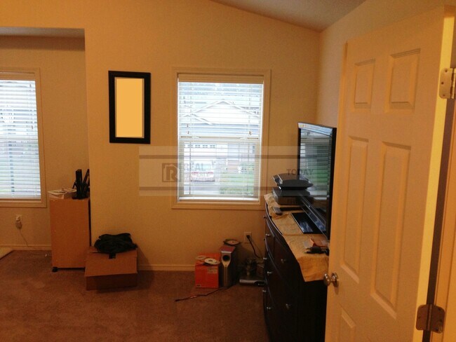 Building Photo - Beautiful 4 Bedroom Home Perfect for Enter...