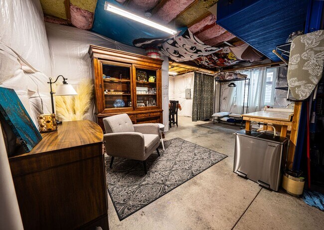 Building Photo - Luxury Furnished Basement Unit 2 Bed 1 Bath with Utilities Included!