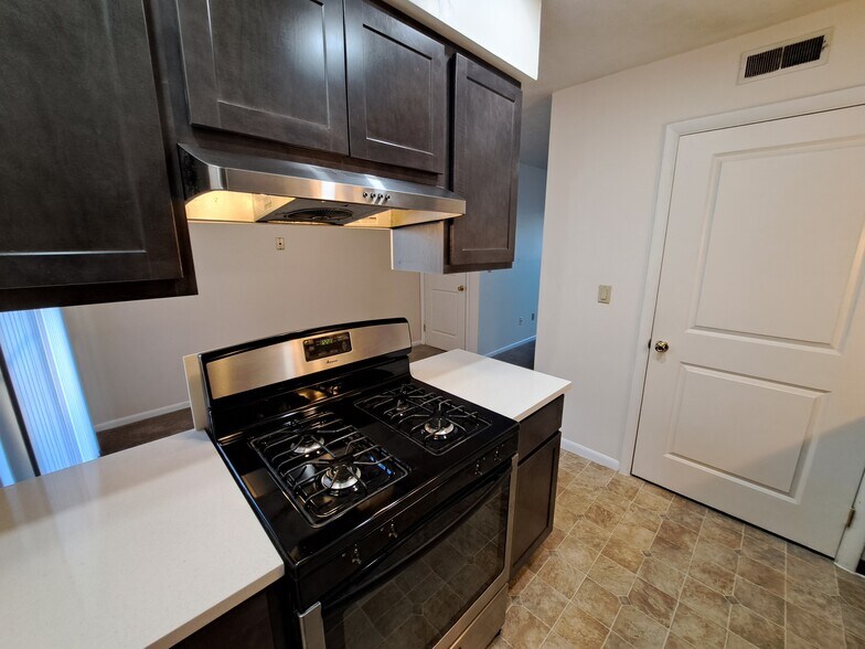 Building Photo - 1507 Gerrard Ave