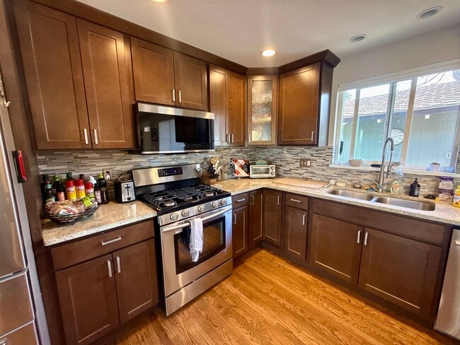 Building Photo - Sprawling 6 BR 4 BA Applewood Paradise - Live in Luxury with this Entertainer's Dream!