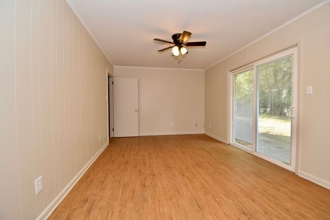 Building Photo - 3 Bedroom with Fenced in Backyard and Shop!