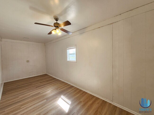 Building Photo - Spacious 3 Bedroom, 2 Bath home with a 2 CAR Carport near down St. Petersburg *Available Now*