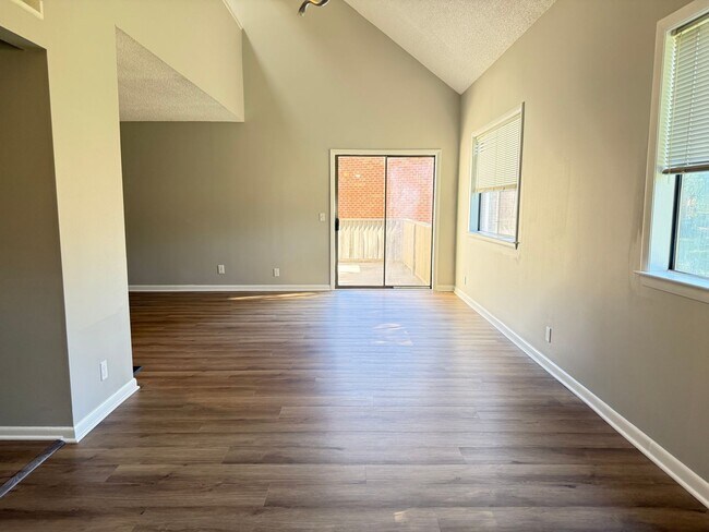 Building Photo - Bellevue!  2 Bedroom / 2 Bath House w/ Loft!  Renovated - Pet Friendly