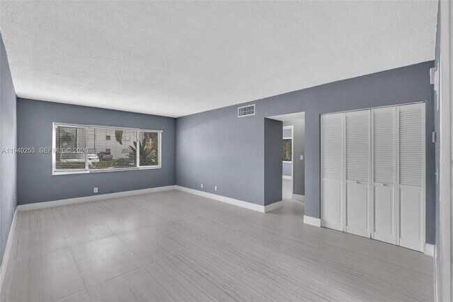 Building Photo - 101 SE 6th Ave