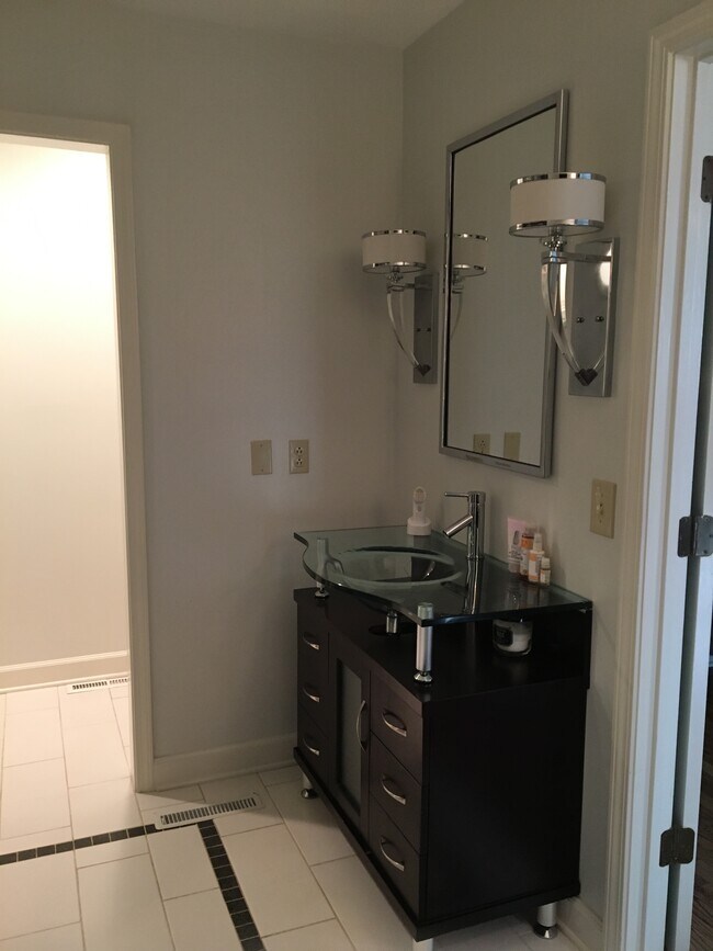 Building Photo - 705 Spring House Circle