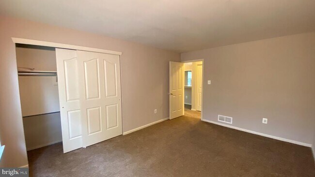 Building Photo - 1010 Foxmeadow Dr