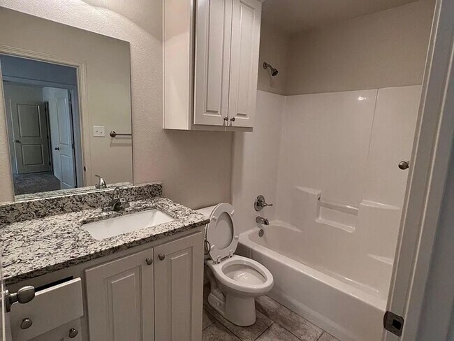 Building Photo - Beautiful 2 bed/2 bath/2 car garage Townhome!