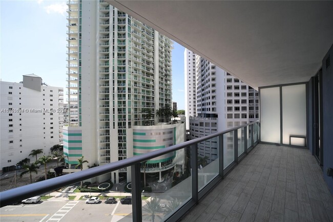 Building Photo - 1300 Brickell Bay Dr