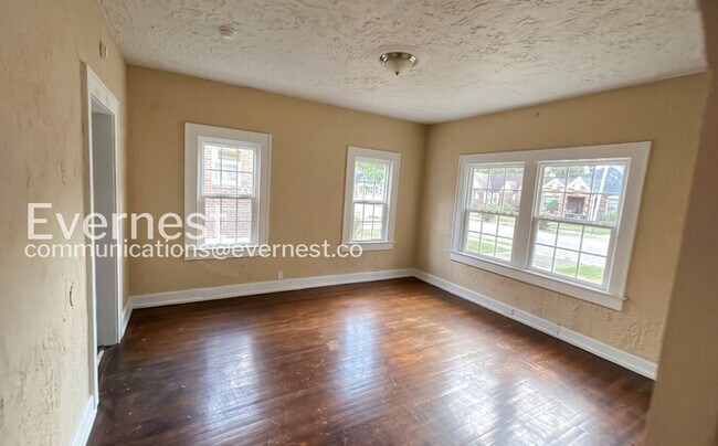 Building Photo - 3 Bed, 1 Bath Home with Fenced Yard / Pet-Friendly / Available Now!