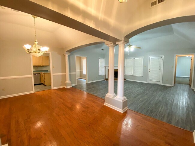 Building Photo - 3 bed 2 bath in Cordova w/ nearly 1800 Sq ft