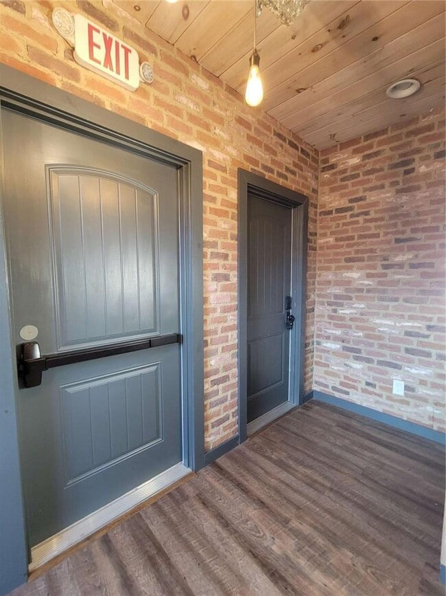 Building Photo - 550 E Main St