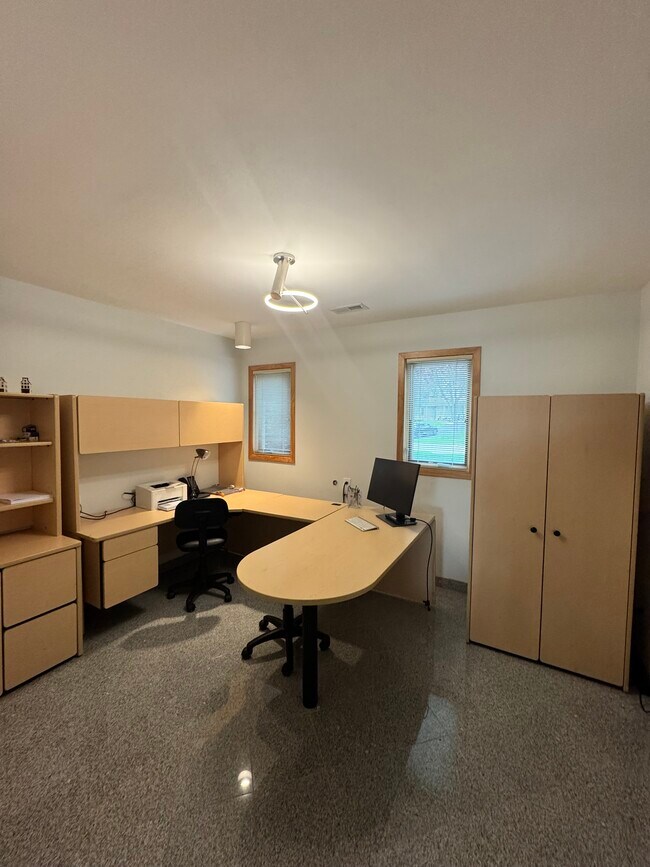 Building Photo - 3848 McDivitt Dr