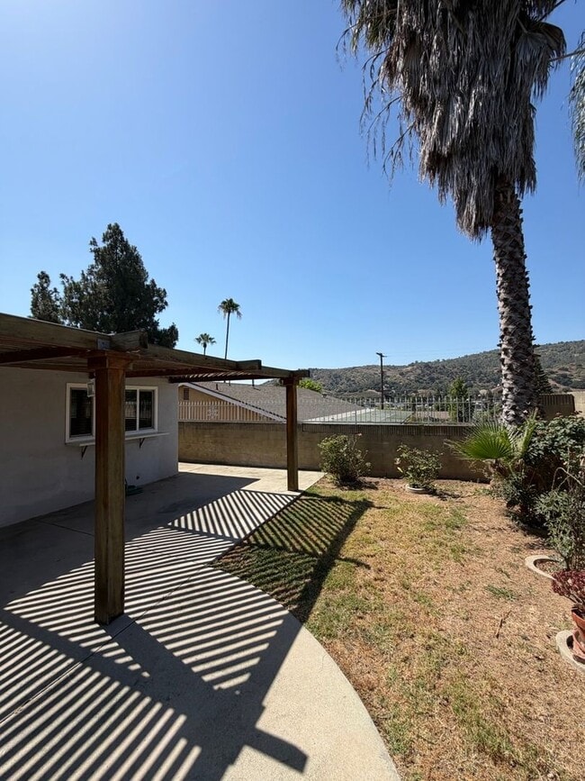 Building Photo - Beautiful 3 Bedroom Home in Avocado Heights