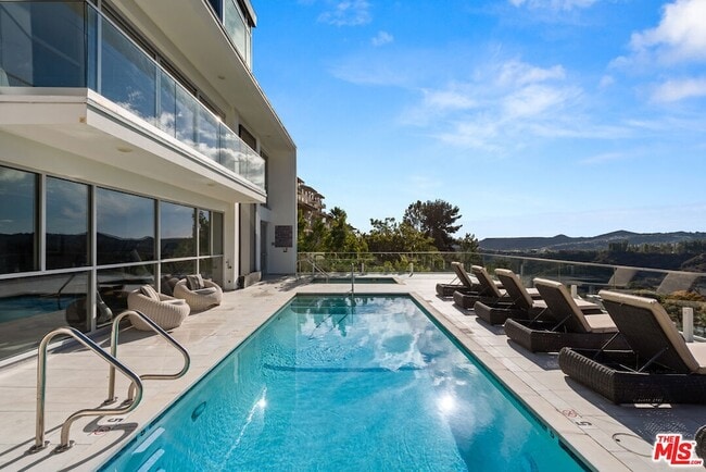 Building Photo - 2391 Roscomare Rd