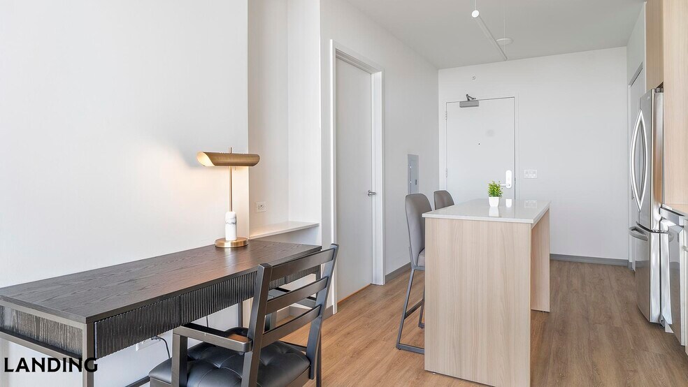 Building Photo - 513 S Damen Ave