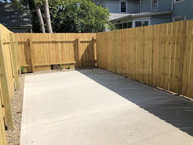 Building Photo - 1044 Sullivant Ave