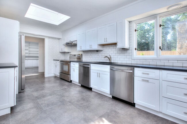 Building Photo - 208 Bayberry Ln