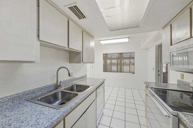 Building Photo - 6120 E Augusta Cir