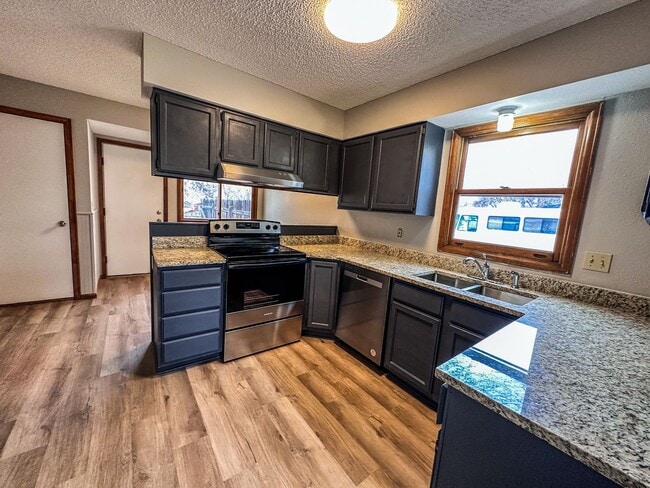 Building Photo - Large Updated 3-Bed 2-Bath Townhome w/ Gar...