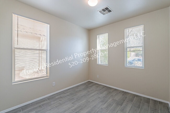 Building Photo - 4923 E Chickweed Dr