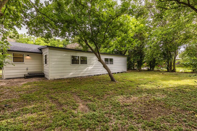 Building Photo - 207 Joel Hooper Dr