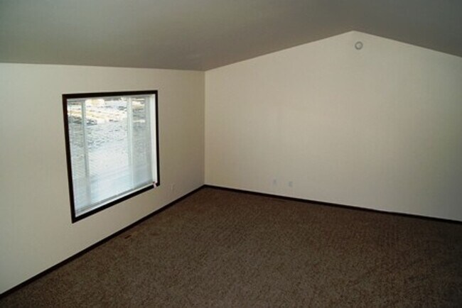 Building Photo - 3 Bed 2 Bath Twin Home