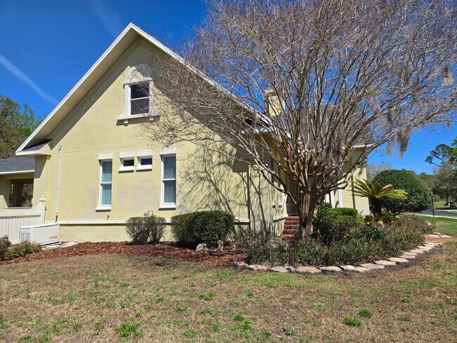 Building Photo - 3-bedroom, 2-bathroom cottage-style villa in Savanna Pointe