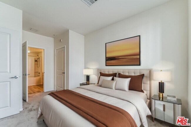 Building Photo - 6400 Crescent Prk E