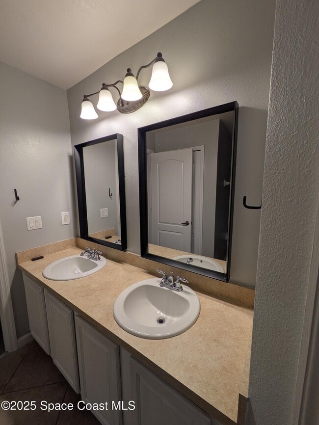 Building Photo - 725 Ventura Dr
