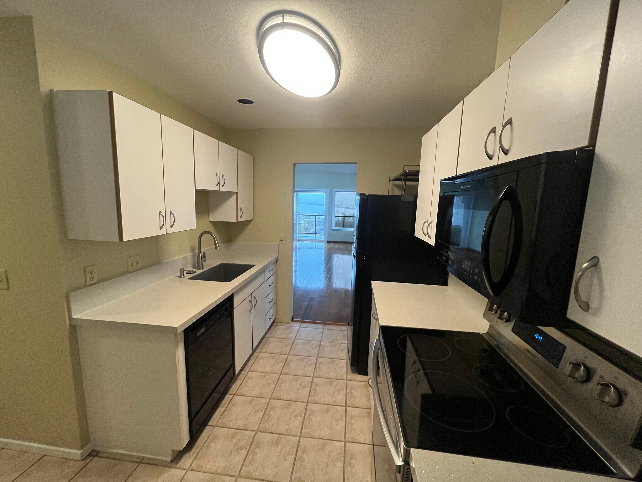View of kitchen facing south - 7511 N Edgewater Ave