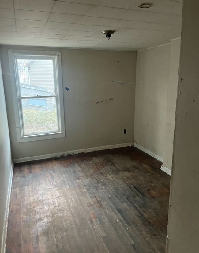 Building Photo - Handy Man Special! - $390 Month / $800 Down